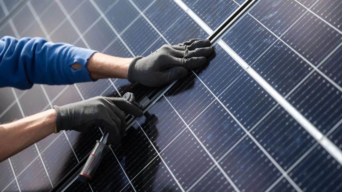 PV–Anlage nicht in Ordnung? Schadenersatzanspruch prüfen: ARCHIV - Die Installation einer PV-Anlage muss fachmännisch durchgeführt werden. (zu dpa: «PV-Anlage nicht in Ordnung? Schadenersatzanspruch prüfen») Foto: Marijan Murat/dpa - Honorarfrei nur für Bezieher des dpa-Themendienstes +++ dpa-Themendienst +++