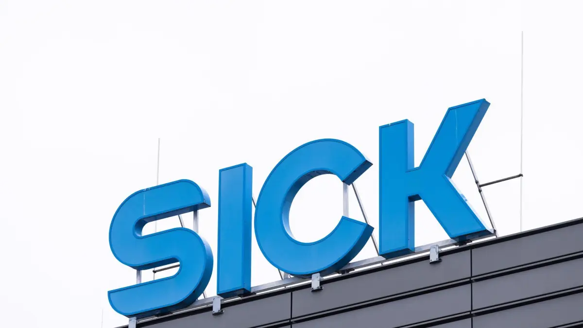 Sensorhersteller Sick: ARCHIV - 19.04.2021, Baden-Württemberg, Waldkirch: Das Logo der Firma Sick AG ist auf einem Gebäude zu sehen. Sick hält seine Bilanz-Pressekonferenz online ab. (zu dpa: «Sensorspezialist Sick mit mehr Umsatz und Gewinn») Foto: Philipp von Ditfurth/dpa +++ dpa-Bildfunk +++