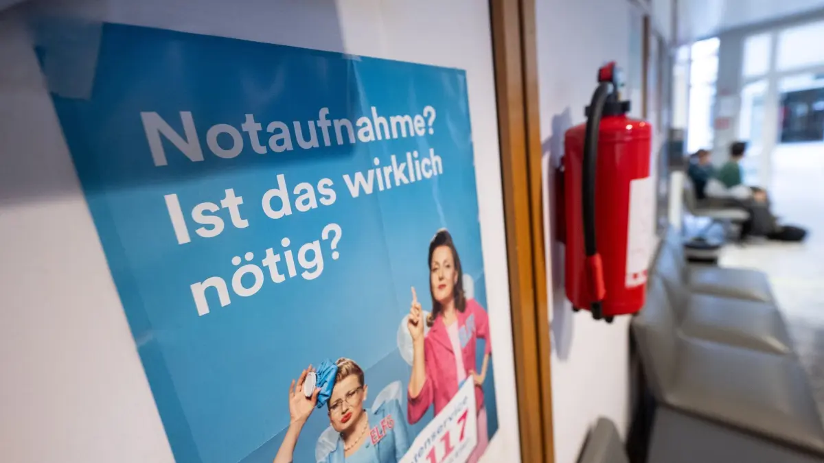 Interdisziplinäre Notaufnahme: ARCHIV - 03.04.2024, Baden-Württemberg, Stuttgart: Ein Plakat weist im Wartebereich der Interdisziplinären Notaufnahme (INA) des Klinikums Stuttgart auf die Notdienst-Telefonnummer 116117 hin. (zu dpa: «Angriffe auf Pflegekräfte - «Dann hat sie mir ins Gesicht geschlagen»») Foto: Marijan Murat/dpa +++ dpa-Bildfunk +++