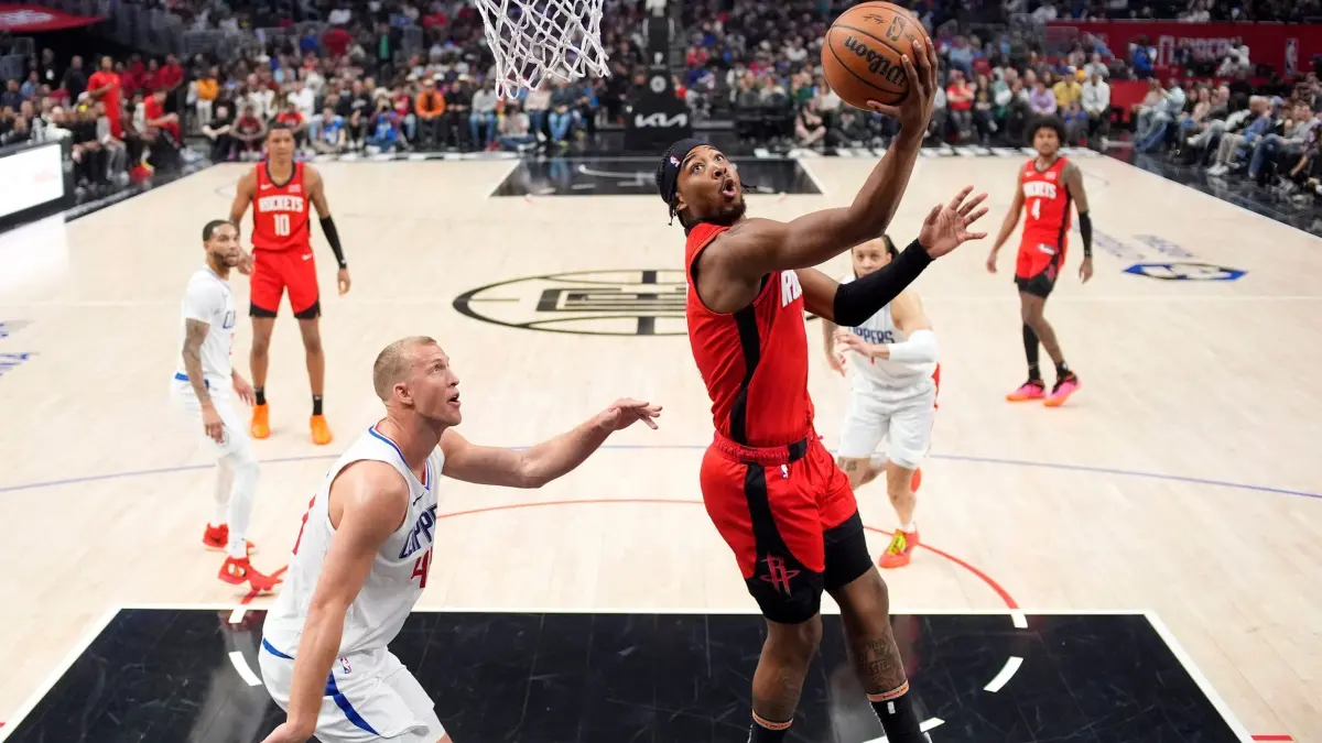 Los Angeles Clippers — Houston Rockets: 14.04.2024, USA, Los Angeles: Nate Hinton (r), Guard der Houston Rockets, wirft, während Mason Plumlee, Center der Los Angeles Clippers, während der ersten Halbzeit eines NBA-Basketballspiels verteidigt. Foto: Mark J. Terrill/AP +++ dpa-Bildfunk +++