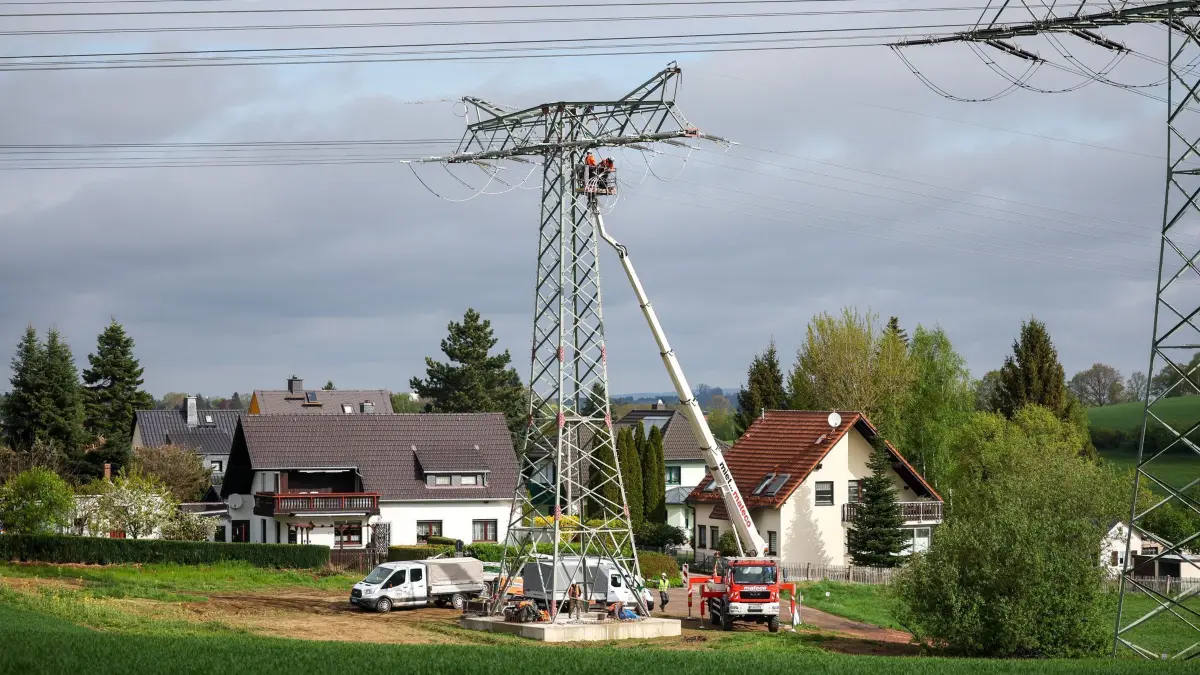 Mitnetz investiert in Stromnetz: 15.04.2024, Sachsen, Limbach-Oberfrohna: Monteure erneuern eine 110 KV Hochspannungsleitung des Stromnetzbetreibers Mitnetz. Der größte Verteilnetzbetreiber in Ostdeutschland investiert rund 426 Millionen Euro in den Netzausbau und die Digitalisierung. Die Mitteldeutsche Netzgesellschaft Strom mbH (Mitnetz) ist eine Tochtergesellschaft der in Chemnitz ansässigen Envia Mitteldeutsche Energie AG (enviaM). Das Unternehmen betreut ein Gesamtstromnetz von rund 73 000 Kilometern in Brandenburg, Sachsen, Sachsen-Anhalt und Thüringen. Foto: Jan Woitas/dpa +++ dpa-Bildfunk +++