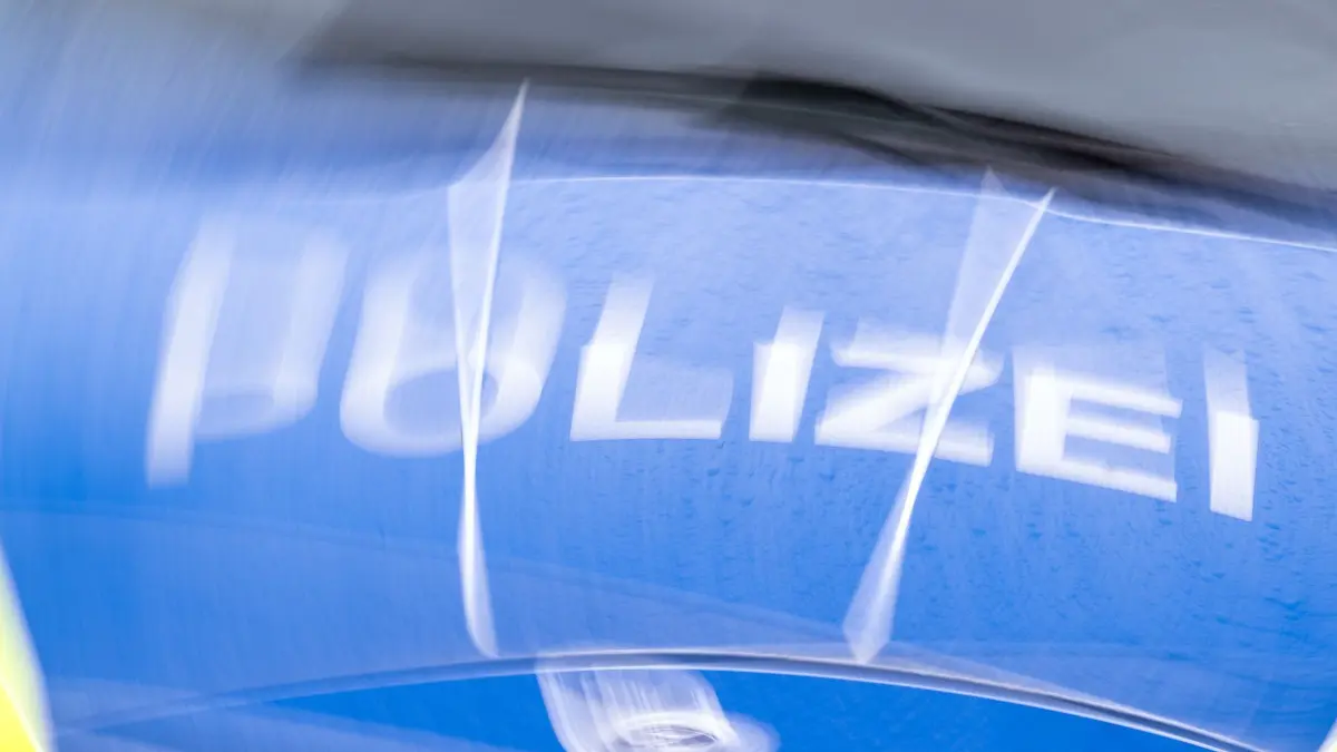 Autofahrer will Streifenwagen ausweichen und fährt Fußgänger an: ARCHIV - 22.03.2024, Brandenburg, Trebbin: Der Schriftzug „Polizei“ auf der Kühlerhaube eines Autos, aufgenommen während einer Verkehrskontrolle an der Berliner Straße (gedrehte Aufnahme). (zu dpa: «Kokain und Waffen bei Razzia entdeckt - Haftbefehl gegen 47-Jährigen») Foto: Soeren Stache/dpa +++ dpa-Bildfunk +++