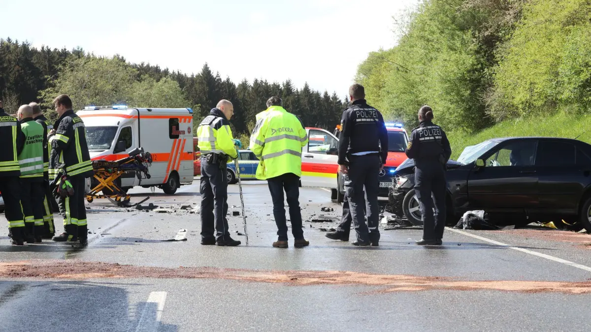 Toter bei Unfall auf B523: 20.04.2024, Baden-Württemberg, Dauchingen: Einsatzkräfte arbeiten an der Unfallstelle auf der B523 bei Dauchingen. Bei dem Unfall am Samstag zwischen drei Fahrzeugen kam ein Mensch ums Leben, sieben weitere Menschen wurden verletzt. Foto: Andreas Maier/dpa +++ dpa-Bildfunk +++