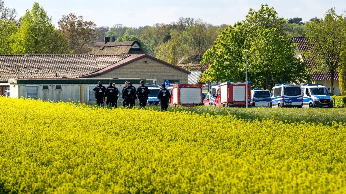 Polizei sucht nach vermisstem Sechsjährigen: 23.04.2024, Niedersachsen, Bremervörde: Einsatzkräfte durchsuchen ein Rapsfeld. Mehr als dreihundert Einsatzkräfte suchen seit Montagabend nach einem vermissten sechs Jahre alten Kind im niedersächsischen Bremervörde. Wie die Polizei am Dienstag mitteilte, ist der Junge Autist und reagiert nicht auf Ansprache. Der Junge sei laut Polizei am Montagabend aus seinem Zuhause verschwunden - auf Socken und eher leicht bekleidet, bei Temperaturen teils unter 0 Grad Celsius in der Nacht. (zu dpa: «Hunderte Einsatzkräfte suchen nach vermisstem Sechsjährigen») Foto: Sina Schuldt/dpa +++ dpa-Bildfunk +++