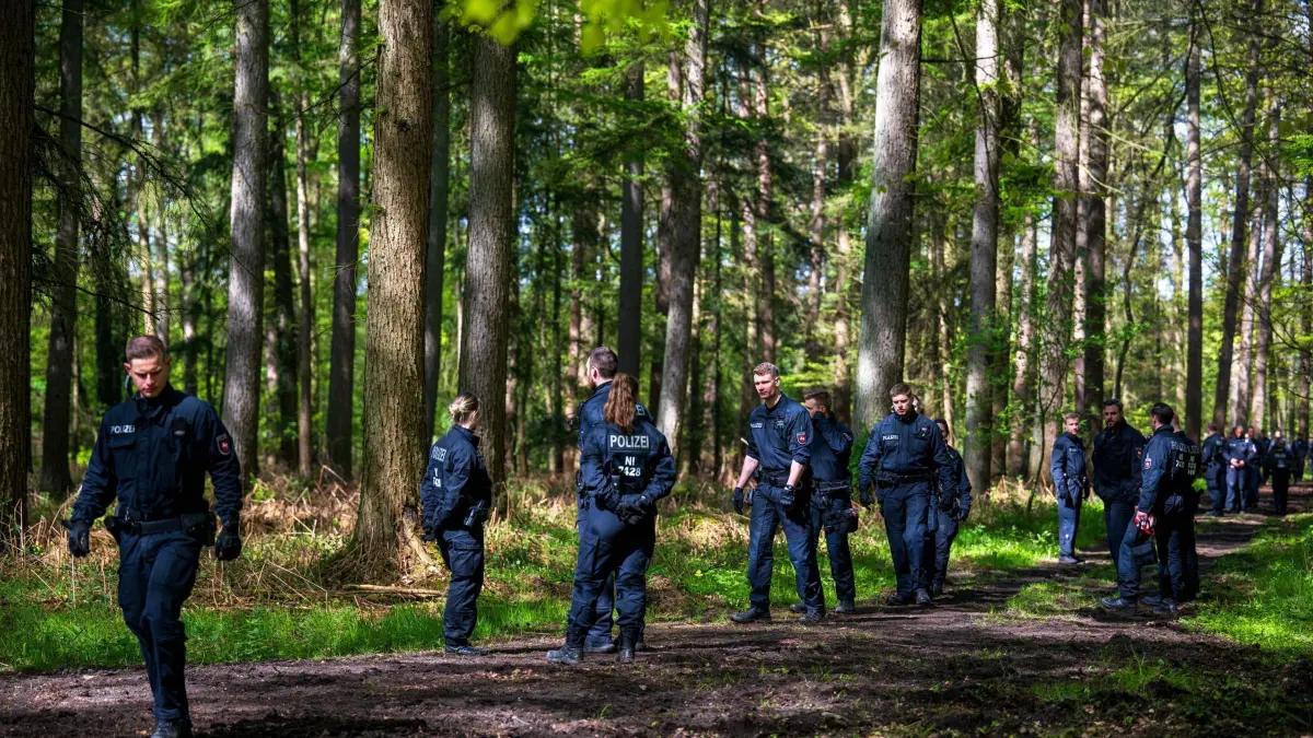 Polizei sucht nach vermisstem Sechsjährigen: 23.04.2024, Niedersachsen, Bremervörde: Einsatzkräfte durchsuchen ein Waldstück. Mehr als dreihundert Einsatzkräfte suchen seit Montagabend nach einem vermissten sechs Jahre alten Kind im niedersächsischen Bremervörde. Wie die Polizei am Dienstag mitteilte, ist der Junge Autist und reagiert nicht auf Ansprache. Der Junge sei laut Polizei am Montagabend aus seinem Zuhause verschwunden - auf Socken und eher leicht bekleidet, bei Temperaturen teils unter 0 Grad Celsius in der Nacht. Foto: Sina Schuldt/dpa +++ dpa-Bildfunk +++