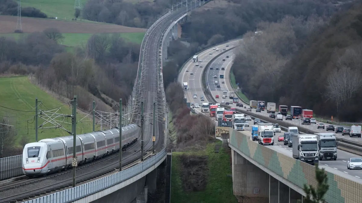 ICE–Strecke zwischen Köln und Frankfurt im Sommer gesperrt: ARCHIV - 17.03.2023, Rheinland-Pfalz, Neustadt (Wied): Ein ICE der Deutschen Bahn (l) fährt auf der Strecke Köln Frankfurt in Richtung Frankfurt/Main neben der Autobahn A3 (r) über die Wiedttalbrücke. Die wichtige ICE-Schnellfahrstrecke zwischen Köln und Frankfurt/Main soll einem Medienbericht zufolge im Sommer für einige Wochen gesperrt werden. (zu dpa: «Bericht: ICE-Strecke zwischen Köln und Frankfurt im Sommer gesperrt») Foto: Oliver Berg/dpa +++ dpa-Bildfunk +++