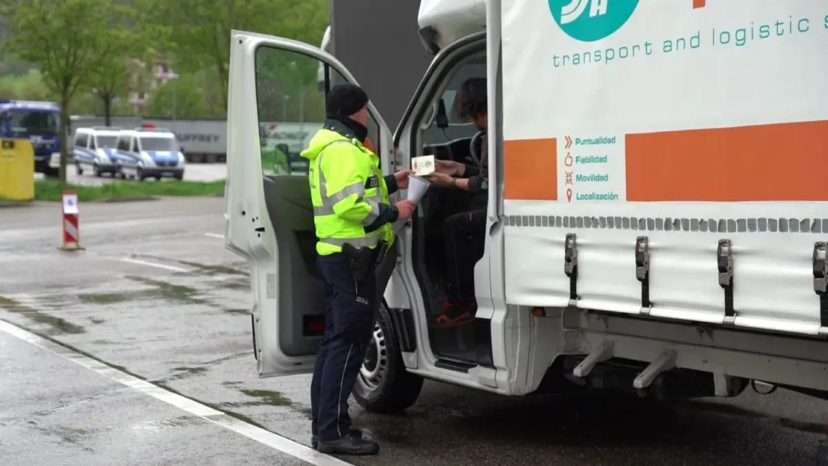 Die Beamten nahmen alles genau unter die Lupe.
Auch in diesem Jahr beteiligt sich die Polizei Baden-Wuerttemberg an dem jaehrlich stattfindenden bundesweiten Aktionstag, der diesmal ganz im Zeichen des Gueterverkehrs steht. In Baden-Wuerttemberg sind 18 Grosskontrollen mit rund 500 Einsatzkraeften geplant.<br />
<br />
„Die Speditionsfirmen transportieren immer mehr Gueter in immer kuerzerer Zeit. Das fuehrt zu einem immer staerkeren Termindruck – und der kann sich nachteilig auf die Verkehrssicherheit auswirken. Mit unseren Kontrollen wollen wir das Bewusstsein fuer eine verbesserte Ladungssicherung schaerfen. Auch unter Zeitdruck muss Ladung gut gesichert werden“, sagte der Stv. Ministerpraesident und Innenminister Thomas Strobl anlaesslich des am 17. April 2024 stattfindenden bundesweiten Aktionstages „sicher.mobil.leben – Gueterverkehr im Blick“. <br />
18 Grosskontrollen mit rund 500 Einsatzkraeften<br />
<br />
Die Polizei Baden-Wuerttemberg beteiligt sich erneut an dem jaehrlich stattfindenden bundesweiten Aktionstag, der dieses Jahr ganz im Zeichen des Gueterverkehrs steht. Gemeinsam mit dem Zoll, der Bundespolizei und dem Bundesamt fuer Logistik und Mobilitaet (BALM) sind in Baden-Wuerttemberg 18 Grosskontrollen mit rund 500 Einsatzkraeften geplant. Hierbei werden insbesondere die geltenden Vorschriften zu Lenk- und Ruhezeiten, der technische Zustand der Fahrzeuge und die Vorschriftsmaessigkeit der Ladungssicherung in den Fokus genommen.<br />
<br />
Die Gesamtzahl der Unfaelle unter Beteiligung von Lkw ist im vergangen Jahr nur vernachlaessigbar leicht zurueckgegangen (-0,8 Prozent, von 13.324 auf 13.211). Immerhin sank dabei die Anzahl der Schwerverletzten (561) um 10,2 Prozent. Bei den Zahlen der Leichtverletzten (3.147, +10,4 Prozent) und der Getoeteten (70, +4,5 Prozent) sind dagegen Anstiege zu verzeichnen. Nahezu jeder fuenfte Verkehrstote ist damit bei einem Verkehrsunfall unter Beteiligung von Lkw zu Schaden gekommen. Neun von zehn Getoeteten sassen dabei nicht in einem Lkw.<br />
Mehr als 66.300 Verstoesse in 2023<br />
<br />
Bei Kontrollen des gewerblichen Gueterverkehrs hat die Polizei Baden-Wuerttemberg im vergangenen Jahr mehr als 66.300 Verstoesse festgestellt, darunter rund 27.800 fahrpersonalrechtliche Verstoesse, 23.700 technische Verstoesse, 13.200 Verstoesse gegen Ladungssicherungspflichten und mehr als 1.700 Verstoesse gegen Vorschriften des Gefahrgutrechts.<br />
<br />
„Unsere Kontrollen sind kein Selbstzweck. Neben mehr Verkehrssicherheit wollen wir damit auch dazu beitragen, dass Fahrerinnen und Fahrer angemessene Arbeitsbedingungen haben. Konkurrenz und Zeitdruck im Transportgewerbe duerfen nicht zu Lasten der Verkehrssicherheit gehen. Gerade im Gueterverkehr ist es unverzichtbar, gewissenhaft zu sein und die geltenden Vorschriften zu beachten“, so Minister Thomas Strobl.