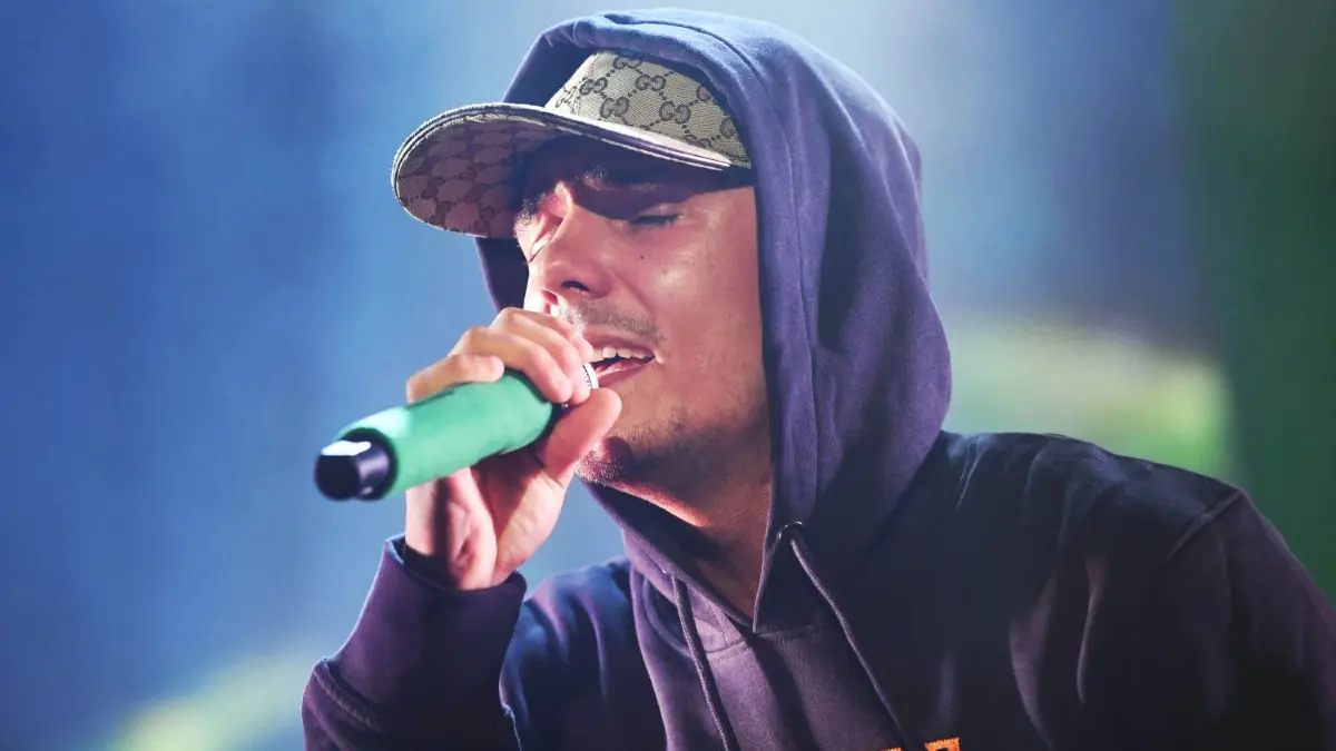 Auf dem Grundstück von Capital Bra gab es einen schweren Brand. War es ein Anschlag?
ARCHIV - 13.04.2019, Baden-Württemberg, Mannheim: Capital Bra, deutscher Rapper, tritt in der Maimarkthalle während seines Tourauftakts auf. (zu dpa: «Feuer bei Rapper Capital Bra - Keine Verletzten») Foto: Uli Deck/dpa +++ dpa-Bildfunk +++