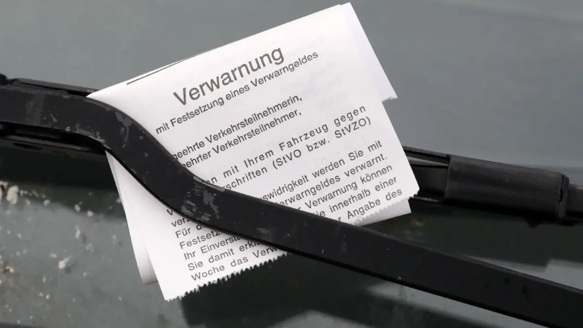 Ein Knöllchen für einen Falschparker ist unter dessen Scheibenwischer geklemmt. Dies könnte Autofahrern passieren, die ihre Fahrzeuge auf dem Elsterdeich abstellen.
Ein "Knöllchen" für einen Falschparker ist unter dessen Scheibenwischer geklemmt. Kommunen dürfen keine privaten Dienstleister zur Verkehrsüberwachung einsetzen. Das geht aus einer Entscheidung des Oberlandesgerichts (OLG) Frankfurt vom Montag hervor. +++ dpa-Bildfunk +++