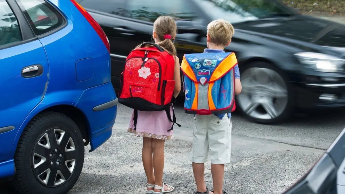 Für Kinder auf dem Weg zur Schule sind die Straßen in Bernau mitunter gefährlich. Grüne und BVB/Freie Wähler wollen das ändern und legen konkrete Vorschläge vor (Symbolfoto).
ARCHIV - 30.07.2013, Brandenburg, Frankfurt (Oder): ILLUSTRATION: Die beiden zukünftigen Erstklässler Amy und Luca üben das Verhalten auf dem Schulweg und das richtige Überqueren einer Straße. Elterntaxi stehenlassen. Unter diesem Motto werben das Deutsche Kinderhilfswerk und der Verkehrsclub Deutschland ab 17.09.2018 für andere Wege zur Schule. Denn mit der steigenden Zahl der Mama- und Papa-Chauffeure nimmt das Risiko von Staus und Unfällen vor Schulen zu. (zu dpa "Zu Fuß zur Schule - Elterntaxis können zur Unfallgefahr werden" vom 16.09.2018) Foto: Patrick Pleul/dpa-Zentralbild/dpa +++ dpa-Bildfunk +++