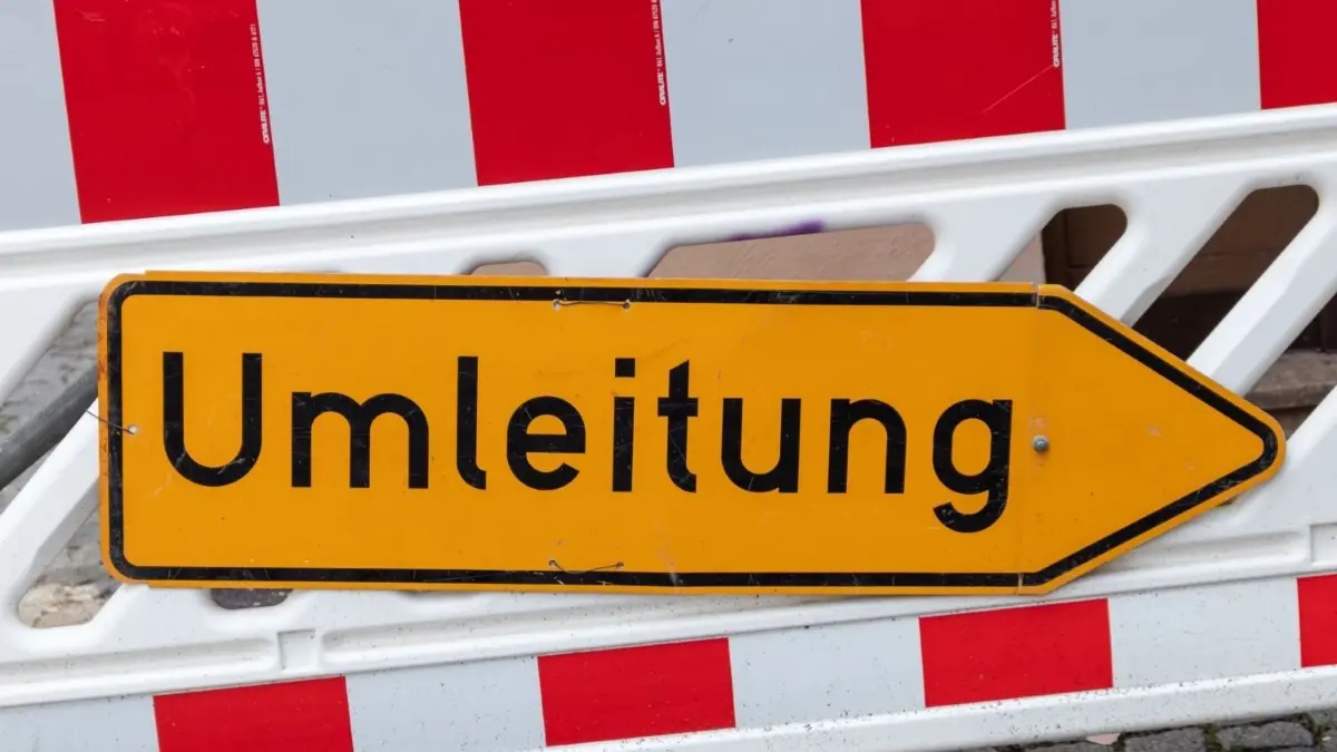 Auf den Straßen in Sachsen beginnt jetzt die Bausaison 2024. Auch in den Landkreisen Bautzen und Görlitz müssen Pendler mit neuen Sperrungen rechnen.
Umleitungs-Schild, Download am 21.8.23 für Blaumännle, Print, K.Mitschang. Foto: © Fabian Ibelherr/adobe.stock.com