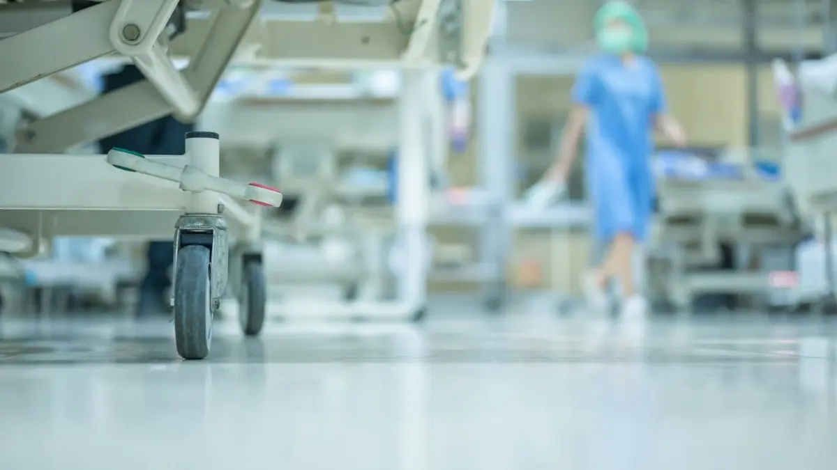 Wenn in einer Intensivstation nicht verlässlich und kompetent gearbeitet wird, kann das Patienten das Leben kosten. Ob das im Klinikum Friedrichshafen geschehen ist, versuchen Polizei und Staatsanwaltschaft zu ermitteln.
Krankenhaus Intensivstation Personal Zimmer Krankenzimmer OP Station Bett Klinik Schwester Pfleger Maske
Foto: © Hospital man /adobe.stock.com
