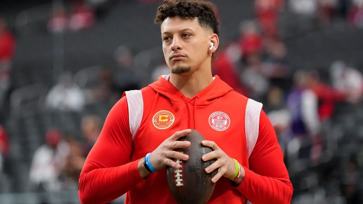 NFL–Star Patrick Mahomes hat unter anderem die neue Netflix–Serie produziert.
11.02.2024, USA, Las Vegas: American Football: Profiliga NFL, Play-off-Runde, Super Bowl, Kansas City Chiefs - San Francisco 49ers im Allegiant Stadium: Kansas City Chiefs Quarterback Patrick Mahomes wärmt sich vor dem Spiel auf. Foto: Julio Cortez/AP/dpa +++ dpa-Bildfunk +++
