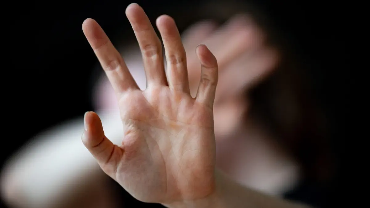 Übergriff in der Wohnung der Ex–Freundin: Das Opfer musste sich nach der Vergewaltigung einer Operation unterziehen. Der geständige Täter steht in Frankfurt (Oder) vor Gericht. (Symbolbild)