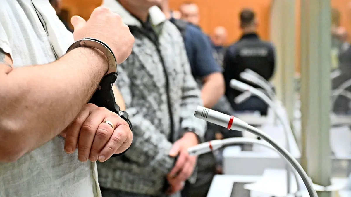 dpatopbilder - 29.04.2024, Baden-Württemberg, Stuttgart: Ein Angeklagter wird in Stuttgart-Stammheim beim Beginn eines Prozesses um Reichsbürger, die mutmaßlich einen Umsturz in Deutschland geplant haben sollen, in den Gerichtssaal geführt. Das Oberlandesgericht verhandelt gegen neun Angeklagte aus der mutmaßlichen «Reichsbürger»-Gruppe um Heinrich XIII. Prinz Reuß, der selbst aber erst später in Frankfurt vor Gericht kommt. Foto: Bernd Weißbrod/dpa-Pool/dpa +++ dpa-Bildfunk +++