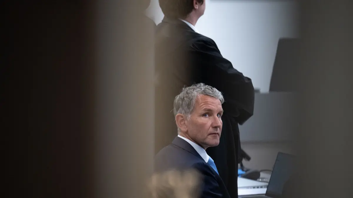 Fortsetzung Prozess gegen den AfD–Politiker Björn Höcke: 14.05.2024, Sachsen-Anhalt, Halle (Saale): Björn Höcke, Vorsitzender der Thüringer AfD, ist vor der Urteilsverkündung durch die geöffnete Tür des Gerichtssaals im Justizzentrum Halle/Saale zu sehen. Das Landgericht Halle hat den AfD-Politiker wegen des Verwendens von Kennzeichen verfassungswidriger und terroristischer Organisationen zu einer Geldstrafe verurteilt. Er soll 100 Tagessätze je 130 Euro zahlen, urteilte das Gericht am Dienstagabend. Foto: Hendrik Schmidt/dpa +++ dpa-Bildfunk +++