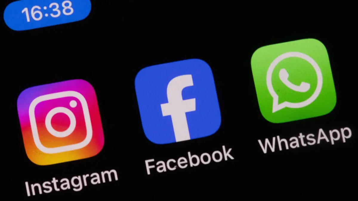 EU–Kommission leitet Verfahren gegen Meta ein: ILLUSTRATION - 16.05.2024, Mecklenburg-Vorpommern, Schwerin: ILLUSTRATION - Die Apps Instagram, Facebook und WhatsApp sind auf dem Display eines Smartphones zu sehen. Die Internetprogramme gehören zum Unternehmen Meta, der Dachmarke des Facebook-Konzerns. Die Europäische Kommission eröffnet wegen des Verdachts auf Verstöße gegen den Jugendschutz ein Verfahren gegen den Facebook- und Instagram-Mutterkonzern Meta. Foto: Jens Büttner/dpa +++ dpa-Bildfunk +++