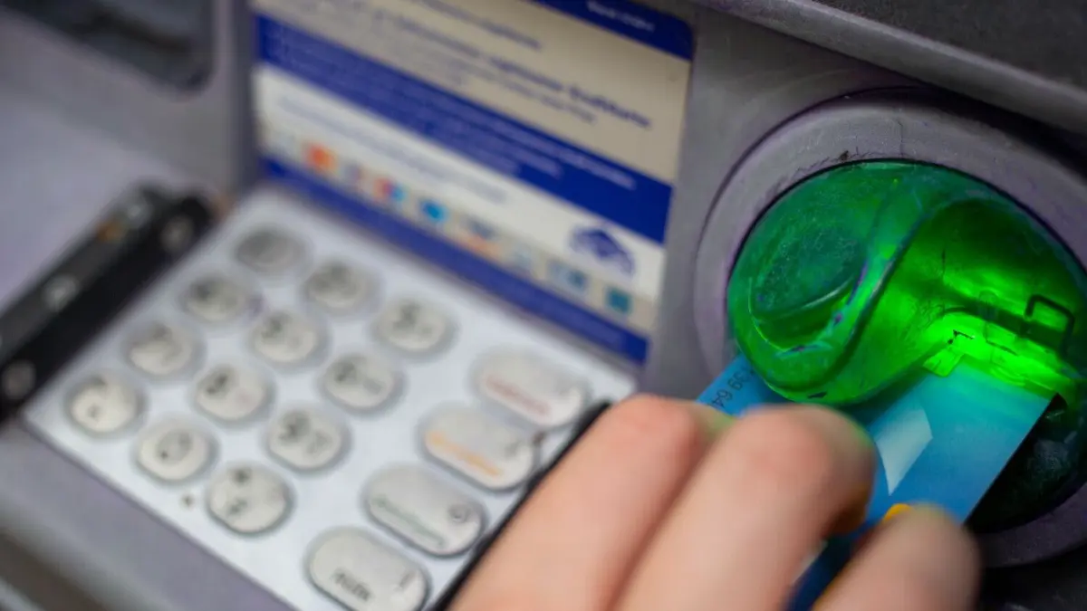 Bargeld abheben — ein alltäglicher Vorgang, doch in Notfall– und Krisenfällen wie einem großflächigen Stromausfall keine Selbstverständlichkeit.
ILLUSTRATION - 29.08.2021, Berlin: Eine Bankkundin steckt ihre Girokarte in einen Geldautomaten. Der Datenklau an Geldautomaten in Deutschland wird immer mehr zum Auslaufmodell. (zu dpa "Weniger Datenklau am Geldautomaten: «Skimming nicht mehr interessant»") Foto: Fernando Gutierrez-Juarez/dpa-Zentralbild/dpa +++ dpa-Bildfunk +++