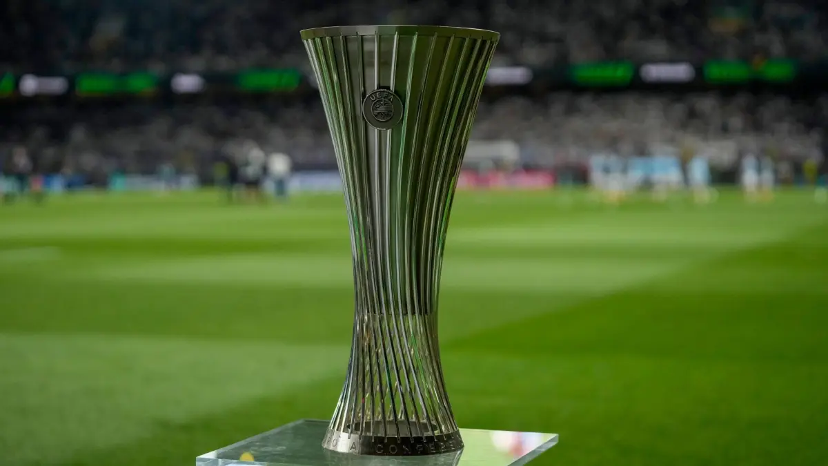 Olympiakos Piräus — AC Florenz: 29.05.2024, Griechenland, Athen: Die Trophäe der Conference League steht auf dem Spielfeld vor dem Beginn des Finalspiels der Conference League zwischen Olympiakos Piräus und AC Florenz in der OPAP Arena. Foto: Thanassis Stavrakis/AP/dpa +++ dpa-Bildfunk +++
