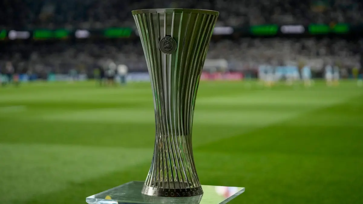 Olympiakos Piräus — AC Florenz: 29.05.2024, Griechenland, Athen: Die Trophäe der Conference League steht auf dem Spielfeld vor dem Beginn des Finalspiels der Conference League zwischen Olympiakos Piräus und AC Florenz in der OPAP Arena. Foto: Thanassis Stavrakis/AP/dpa +++ dpa-Bildfunk +++