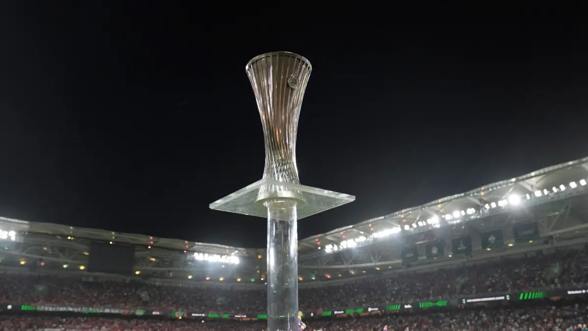 Olympiakos Piräus — AC Florenz: 29.05.2024, Griechenland, Athen: Der Pokal steht auf dem Spielfeld vor dem Endspiel der Conference League zwischen Olympiakos Piräus und AC Florenz in der OPAP Arena. Foto: Petros Giannakouris/AP/dpa +++ dpa-Bildfunk +++