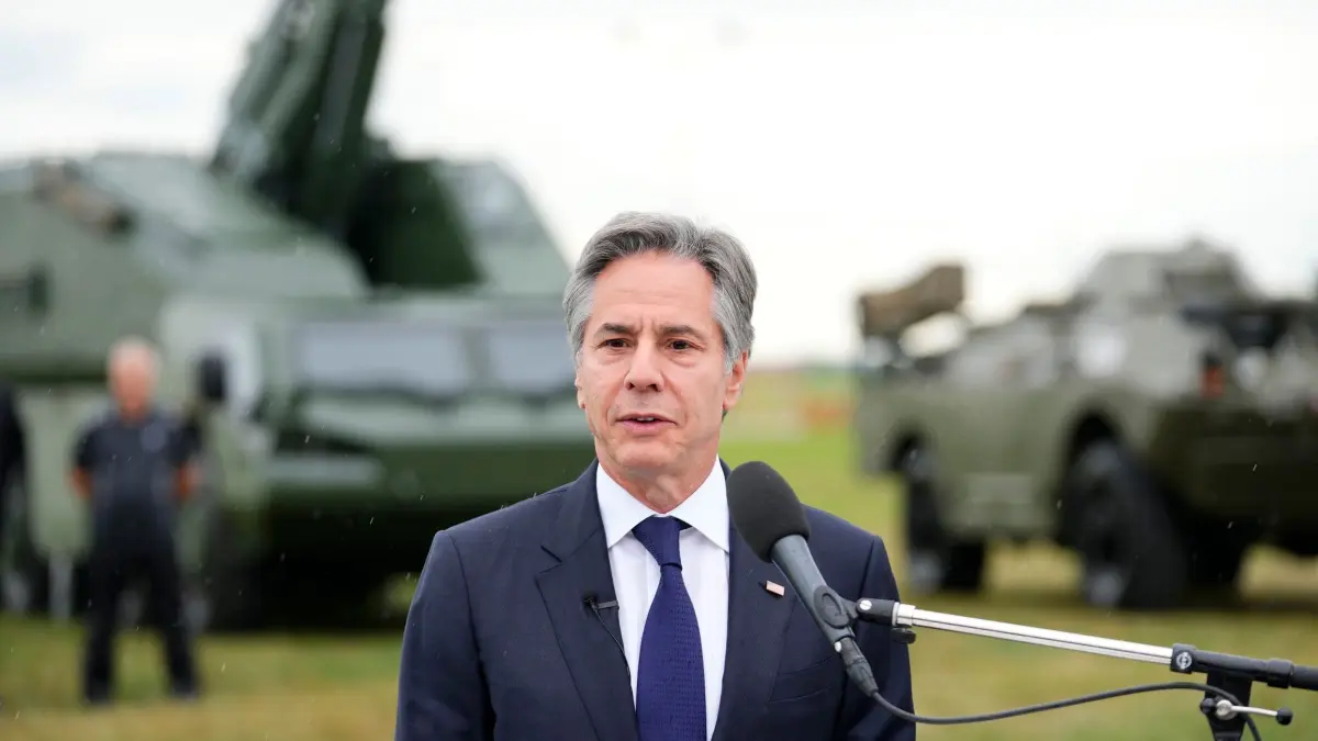 Nato–Außenministertreffen in Prag: 30.05.2024, Tschechien, Prag: US-Außenminister Antony Blinken spricht auf einer Veranstaltung über die tschechischen Verteidigungsfähigkeiten am Flughafen Prag-Kbely in Prag vor Beginn des zweitägigen Nato-Außenministertreffens in Prag. Foto: Petr David Josek/AP POOL/dpa +++ dpa-Bildfunk +++