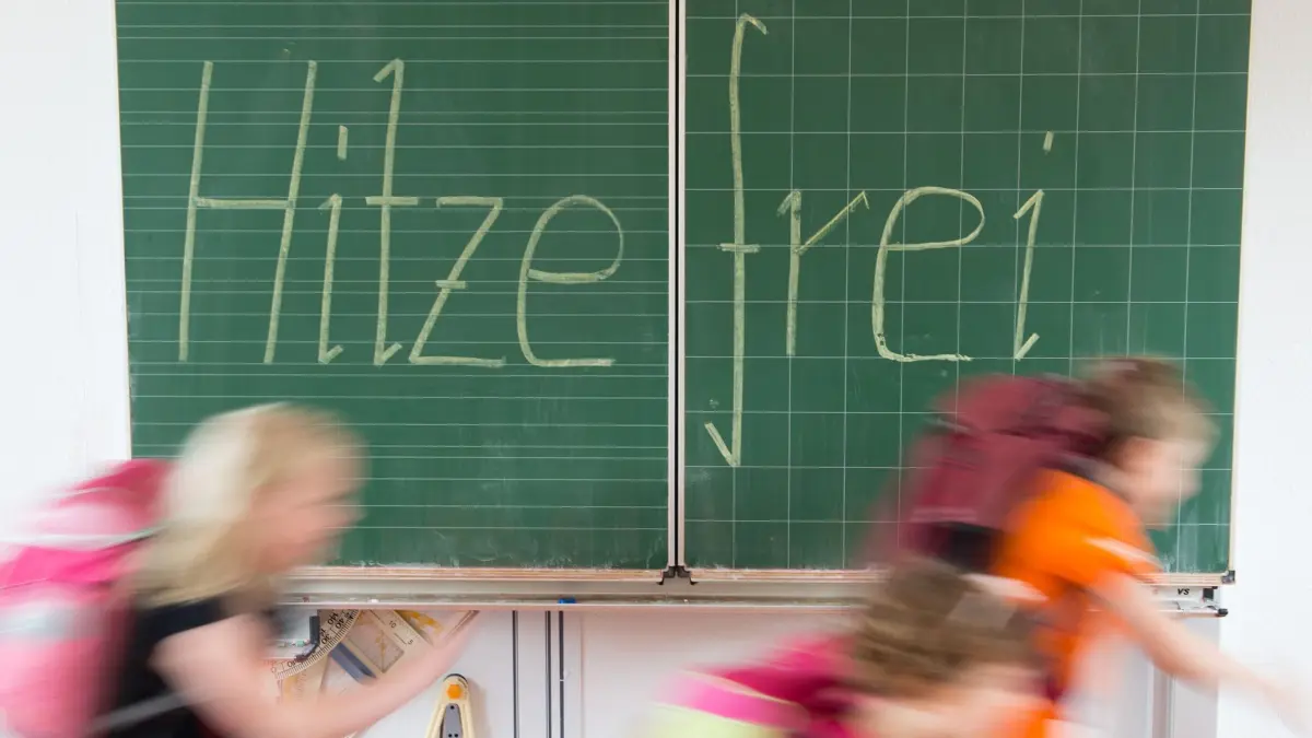 Grüne: Schule besser auf Hitzeperioden einstellen: ARCHIV - 06.07.2022, NA, Dresden: Wer Hitzefrei hat, kann schnell nach Hause oder ins Freibad. (zu dpa: «Grüne: Schule besser auf Hitzeperioden einstellen») Foto: Sebastian Kahnert/dpa-Zentralbild/dpa +++ dpa-Bildfunk +++