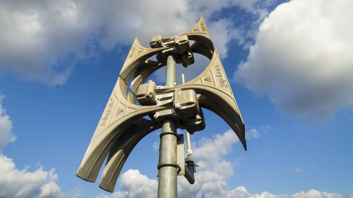 Sirenen-Warnsystem Sirenenanlage auf einem Hochaus in Dresden. Es dient dazu, die Bevölkerung in außergewöhnlichen Gefahrensituationen schnell und effektiv zu warnen und bei Bedarf zu informieren. Stadtweit sind nahezu flächendeckend elektronische Sirenen installiert, die sowohl Signaltöne als auch Sprachdurchsagen aussenden können. Die Sirenensignale sind in Sachsen einheitlich geregelt Dresden Sachsen GERMANY *** Siren warning system Siren system on a high-rise building in Dresden It is used to warn the population quickly and effectively in exceptional dangerous situations and to inform them if necessary Electronic sirens are installed almost everywhere in the city and can emit both signal tones and voice announcements The siren si