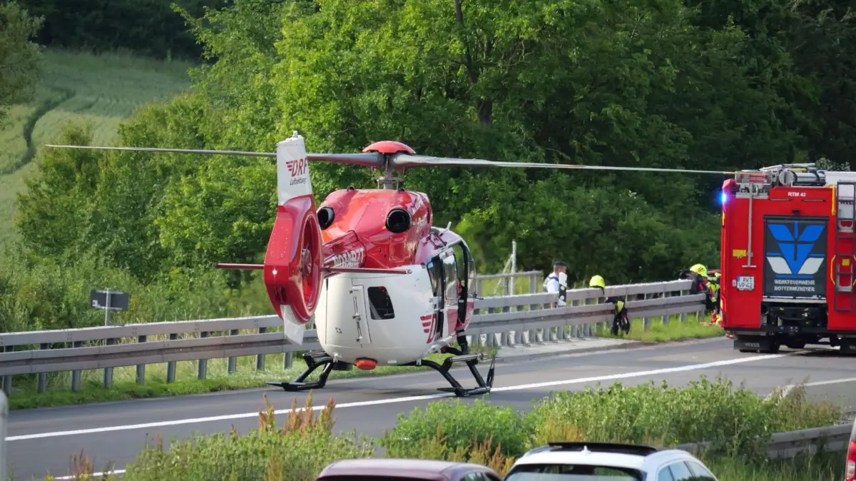Ein Rettungshubschrauber ist auf der A 81 gelandet. (Symbolfoto)