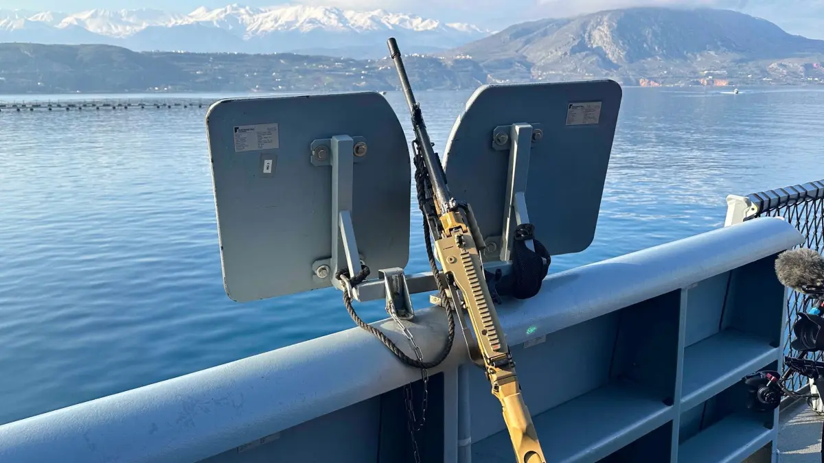 Huthi–Angriffe im Roten Meer: ARCHIV - 20.02.2024, Griechenland, Souda: Ein Maschinengewehr MG5 an Bord der Fregatte "Hessen" im Souda Bay, Kreta. (zu dpa: «Frachter sinkt nach Huthi-Attacke im Roten Meer») Foto: Michael Fischer/dpa +++ dpa-Bildfunk +++