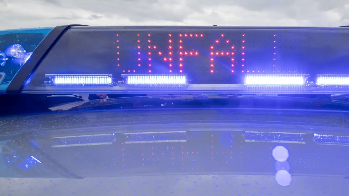 ARCHIV - 04.08.2021, Bayern, Nürnberg: SYMBOLFOTO - Ein Blaulicht auf dem Dach eines Polizeifahrzeugs mit der LED-Anzeige "Unfall". (zu dpa: «Autos kollidieren auf B249 - 68-Jähriger stirbt») Foto: Daniel Karmann/dpa +++ dpa-Bildfunk +++
