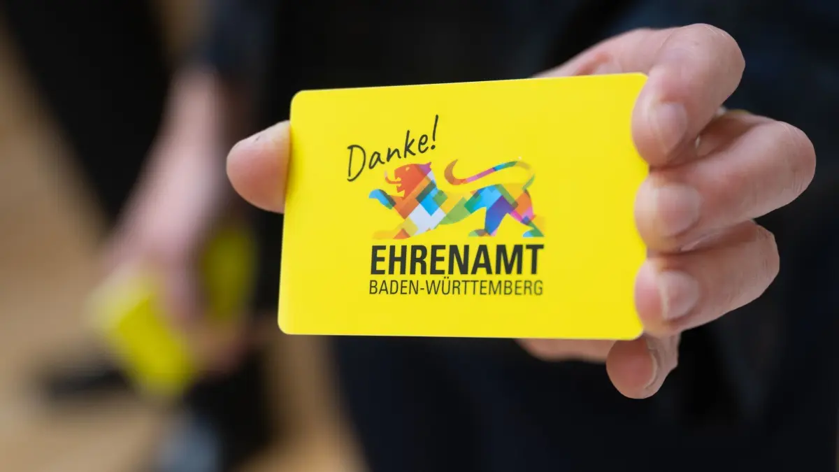 Ehrenamtskarte Baden-Württemberg: 26.06.2024, Baden-Württemberg, Stuttgart: Eine Mitarbeiterin des Sozialministeriums Baden-Württemberg zeigt vor einer Pressekonferenz im Sozialministerium Baden-Württemberg eine Ehrenamtskarte. Knapp ein Jahr nach der probeweisen Einführung der Ehrenamtskarte in den Landkreisen Calw und Ostalbkreis und den Städten Freiburg und Ulm wurden in einer Pressekonferenz die Ergebnisse eines Modellprojekts vorgestellt. Ehrenamtlich Tätige in vier Modellregionen erhielten nach Angaben des Sozialministeriums als Anerkennung für ihr Engagement die so genannte Ehrenamtskarte. Foto: Marijan Murat/dpa +++ dpa-Bildfunk +++