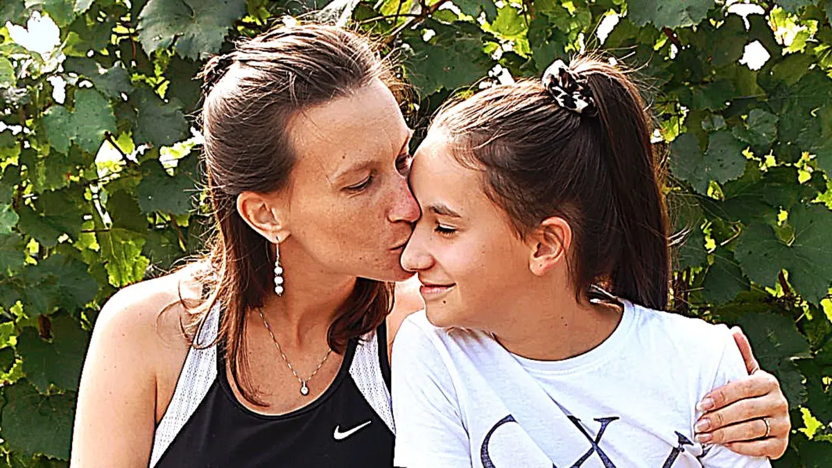 Lea (mit Mutter Elsa), von Vater nach Slowenien entführt