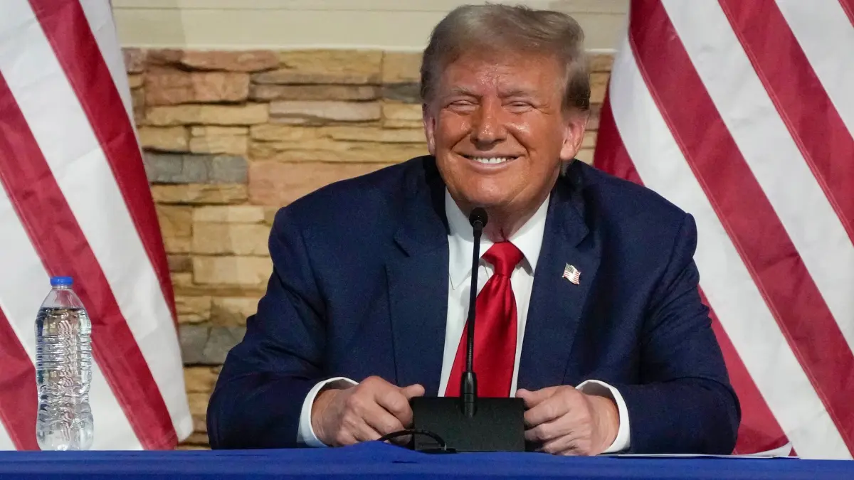 Wahlkampf in den USA - Trump in Detroit: ARCHIV - 15.06.2024, USA, Detroit: Donald Trump (Republikaner), ehemaliger Präsident der USA und US-Präsidentschaftsbewerber, lächelt während einer Wahlkampfveranstaltung in der 180 Church in Detroit. (zu dpa: «Immunitätsfrage: Trump erringt Teilsieg vor Supreme Court») Foto: Carlos Osorio/AP/dpa +++ dpa-Bildfunk +++