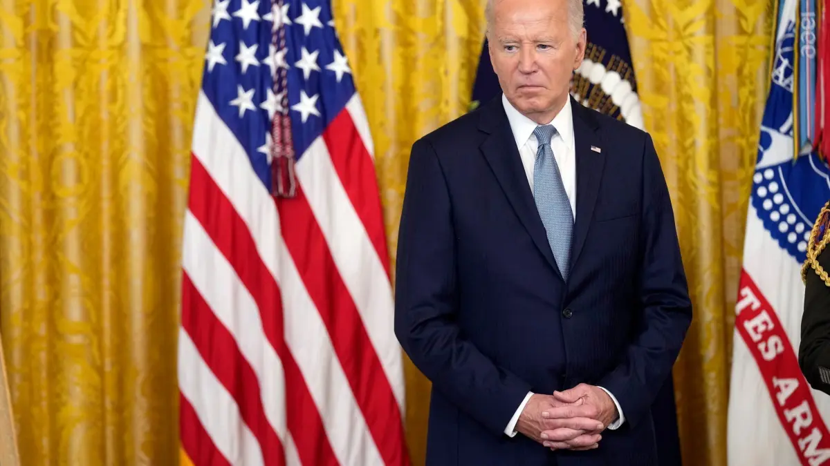 Ehrenmedaille in den USA - Biden: 03.07.2024, USA, Washington: US-Präsident Joe Biden hört zu, als während einer Zeremonie zur Verleihung der Ehrenmedaille im Weißen Haus posthum zwei Gefreite der US-Armee geehrt werden. Diese waren Teil eines wagemutigen Kontingents der Unionsarmee, das während des Bürgerkriegs einen Zug der Konföderierten stahl. U.S. Army Pvts. Philip G. Shadrach und George D. Wilson wurden von den Konföderierten gefangen genommen und durch Erhängen hingerichtet. Foto: Susan Walsh/AP +++ dpa-Bildfunk +++