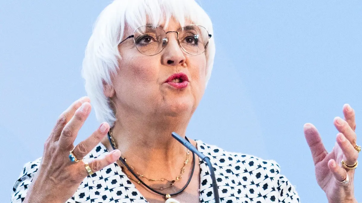 Festakt Bundeskulturpolitik: 05.07.2024, Berlin: Claudia Roth (Bündnis 90/Die Grünen), Staatsministerin für Kultur und Medien, spricht anlässlich des Festakts zu 25+1 Jahre Bundeskulturpolitik im Bundeskanzleramt. Seit nunmehr 26 Jahren gibt es das Amt des Beauftragten derBundesregierung für Kultur und Medien (BKM). Foto: Carsten Koall/dpa +++ dpa-Bildfunk +++