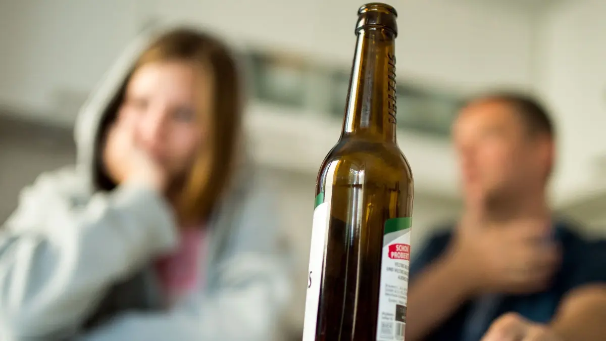 Jugendliche und Alkohol: ILLUSTRATION - 28.05.2016, Berlin: Wer seinen Kindern einen verantwortungsbewußten Umgang mit Alkohol beibringen möchte, sollte auch das eigene Trinkverhalten hinterfragen. (zu dpa: «Lauterbach für Verbot von «begleitetem Trinken» für Jugendliche») Foto: Alexander Heinl/dpa/dpa-tmn +++ dpa-Bildfunk +++