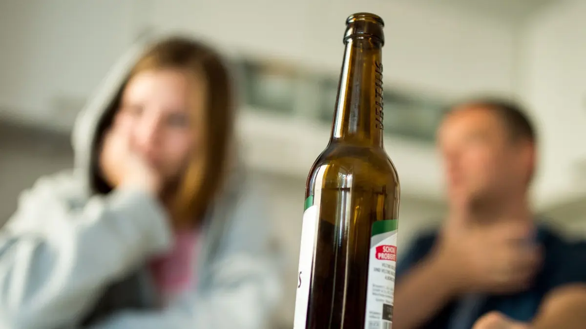 Jugendliche und Alkohol: ILLUSTRATION - 28.05.2016, Berlin: Wer seinen Kindern einen verantwortungsbewußten Umgang mit Alkohol beibringen möchte, sollte auch das eigene Trinkverhalten hinterfragen. (zu dpa: «Lauterbach für Verbot von «begleitetem Trinken» für Jugendliche») Foto: Alexander Heinl/dpa/dpa-tmn +++ dpa-Bildfunk +++