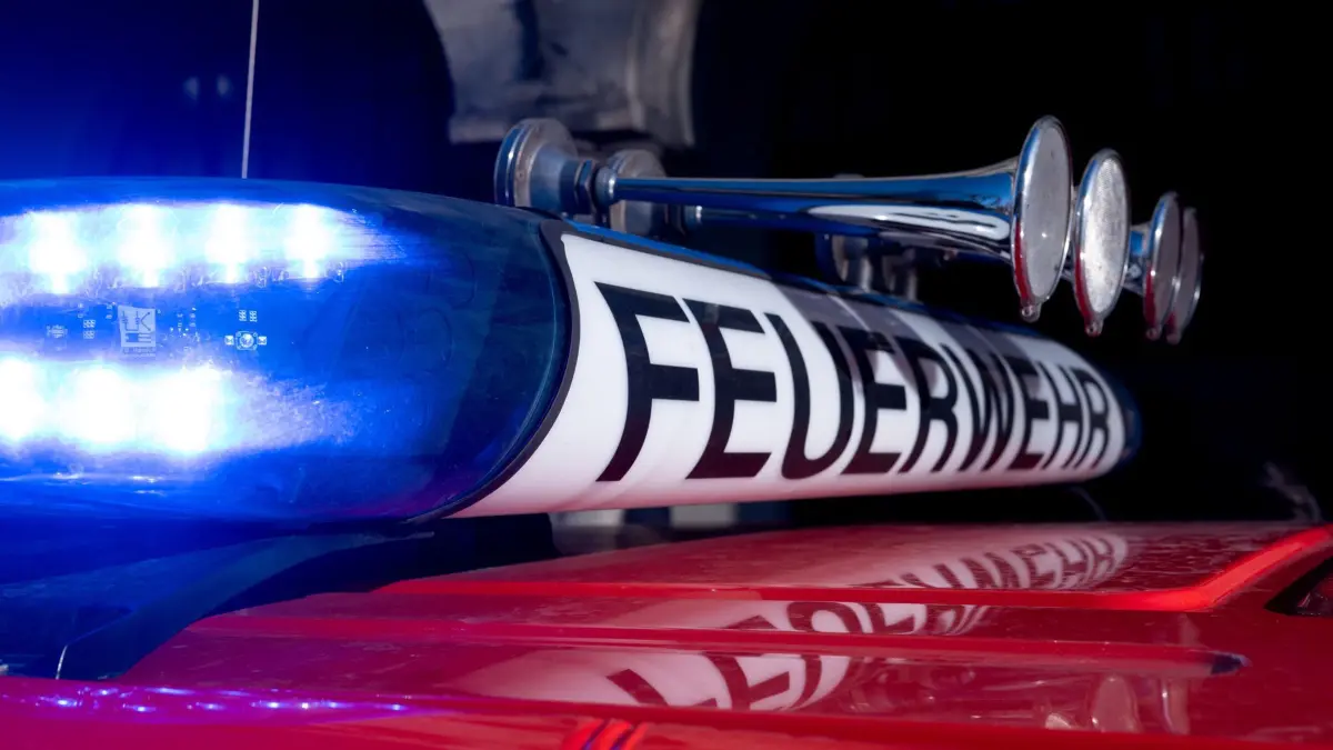 ARCHIV - 05.02.2024, Bayern, München: Ein Fahrzeug der Berufsfeuerwehr München mit der Aufschrift ·Feuerwehr· steht an der Feuerwache 1 in der Fahrzeughalle. (zu dpa: «Brand in Recyclingfirma flammt in der Nacht wieder auf») Foto: Niklas Treppner/dpa +++ dpa-Bildfunk +++