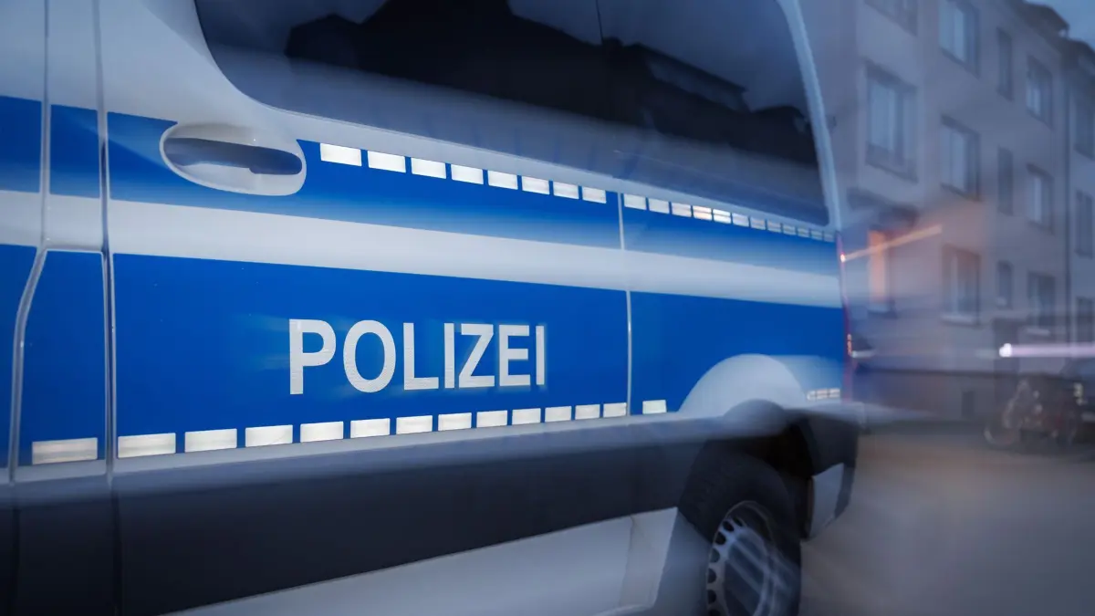 Ein Fahrzeug der Polizei steht auf einer Straße. (zu dpa: «Obdachloser mit lebensgefährlichen Verletzungen auf Parkbank entdeckt») +++ dpa-Bildfunk +++