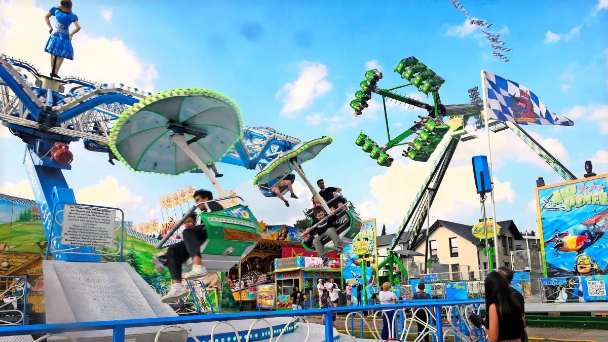 Zahlreiche Attraktionen finden sich auf dem Volksfest auf dem Schwenninger Messegelände.