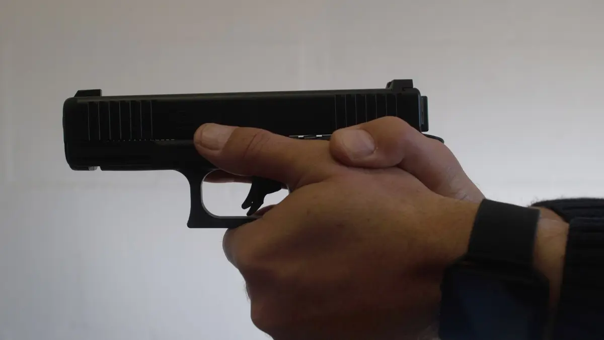 ARCHIV - 18.09.2019, Aschersleben: Ein Polizist zielt mit der Pistole "Glock 46". Rund 3200 Straftaten mit Verwendung von Schusswaffen hat die Polizei in Rheinland-Pfalz seit 2014 gezählt. Dazu gehören auch Fälle, bei denen nicht geschossen, sondern mit der Waffe ausschließlich gedroht wurde. Foto: Klaus-Dietmar Gabbert/zb/dpa +++ dpa-Bildfunk +++