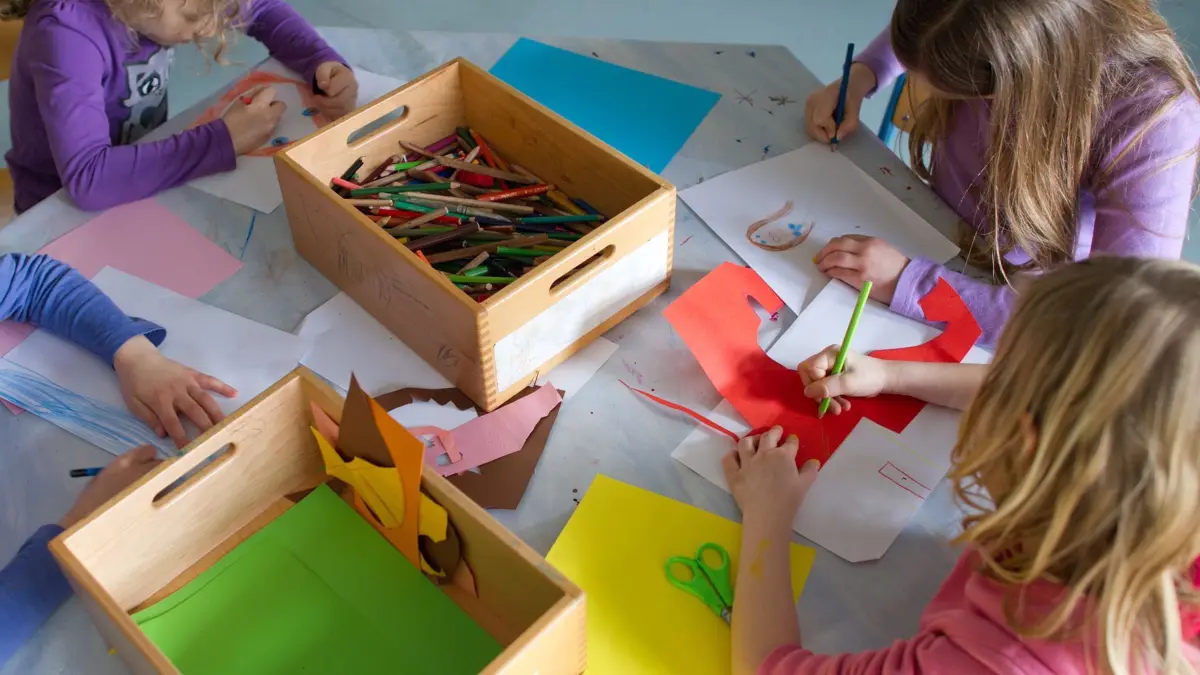 ARCHIV - 29.02.2012, Baden-Württemberg, Mannheim: Grundschülerinnen sind in einem Kinderhort mit Bastelarbeiten beschäftigt. An die Kinderbetreuung in der Kita soll sich nahtlos eine ganztägige Betreuung in der Grundschule anschließen. Dafür soll ein bundesweiter Rechtsanspruch für Grundschüler ab 2025 kommen. (zu dpa "Ganztagsanspruch für Grundschüler ab Schuljahr 2025/2026") Foto: picture alliance / dpa +++ dpa-Bildfunk +++