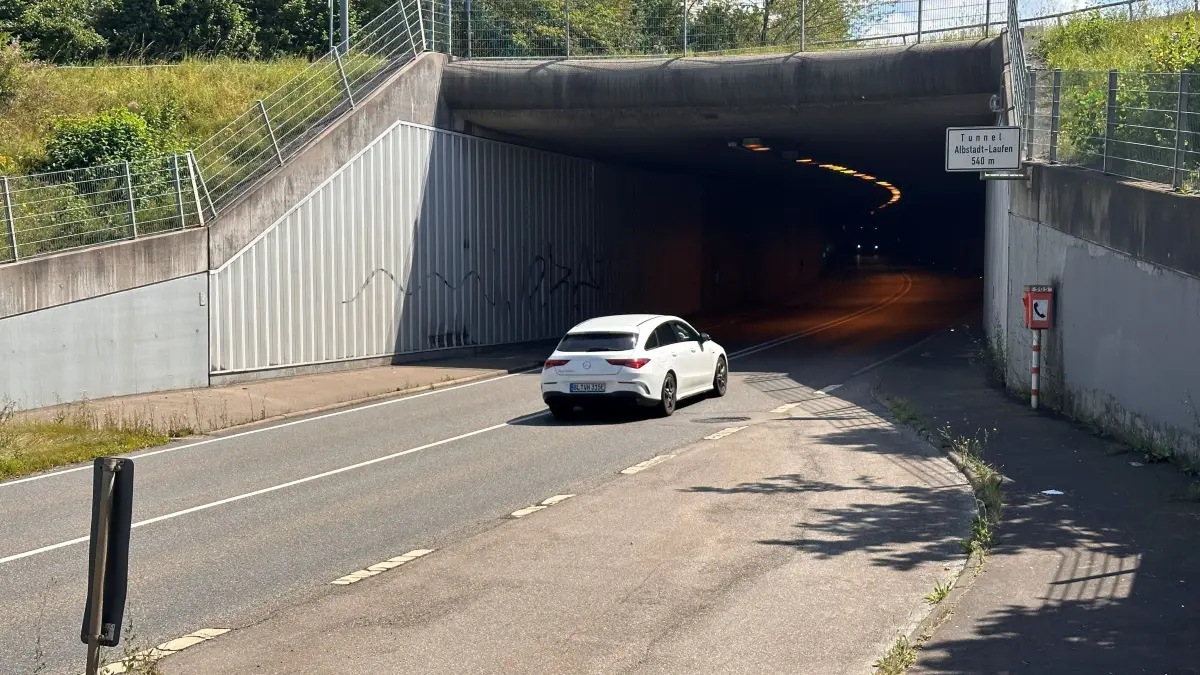 Der Tunnel in Albstadt-Laufen präsentiert sich am Donnerstagmittag noch befahrbar. Wohl zum letzten Mal für die kommenden 16 Monate.