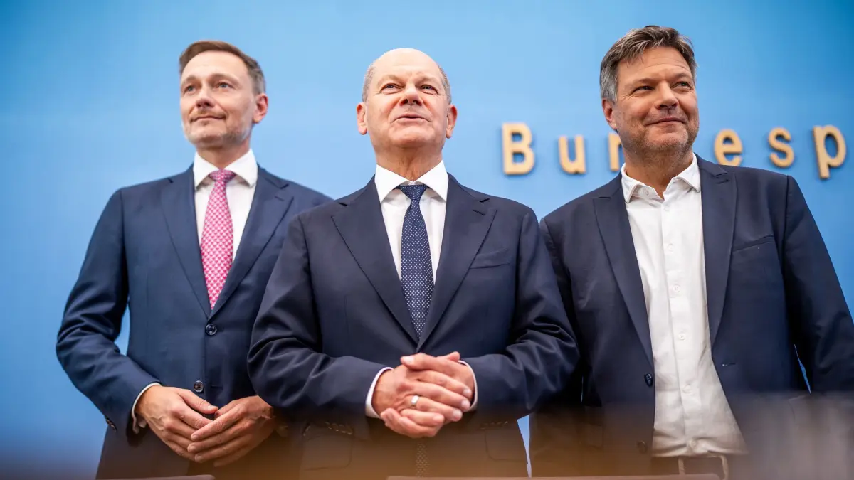Einigung zum Bundeshaushalt 2025: ARCHIV - 05.07.2024, Berlin: Bundeskanzler Olaf Scholz (SPD,M) Robert Habeck (Bündnis 90/Die Grünen , r), Bundesminister für Wirtschaft und Klimaschutz, und Christian Lindner (FDP), Bundesminister der Finanzen, nehmen an einer Pressekonferenz zum Haushaltsplan 2025 teil. Die Koalitionsparteien haben sich auf einen Entwurf zum Haushalt geeinigt. (zu dpa: «Neue Ampel-Einigung auf Bundeshaushalt») Foto: Michael Kappeler/dpa +++ dpa-Bildfunk +++