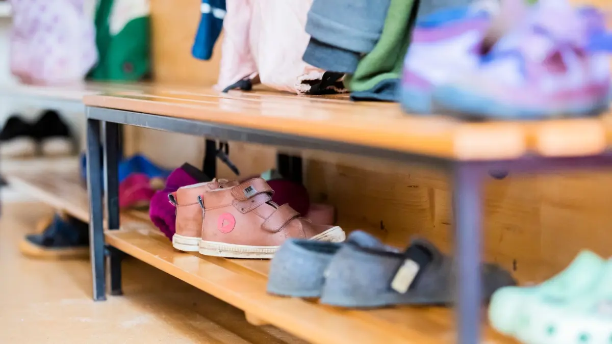 Kita: ARCHIV - 25.10.2023, Berlin: Das Schuhregal in einer Kita. (zu dpa: «Studie: Personal in der Kinderbetreuung ist häufiger krank») Foto: Christoph Soeder/dpa +++ dpa-Bildfunk +++