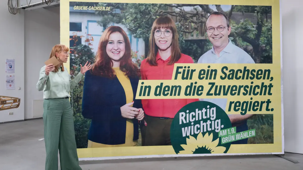 Katja Meier (Bündnis90/Die Grünen), Justizministerin von Sachsen, steht während der Kampagnen-Präsentation für die Landtagswahl 2024 ihrer Partei vor einem Wahlplakat. +++ dpa-Bildfunk +++