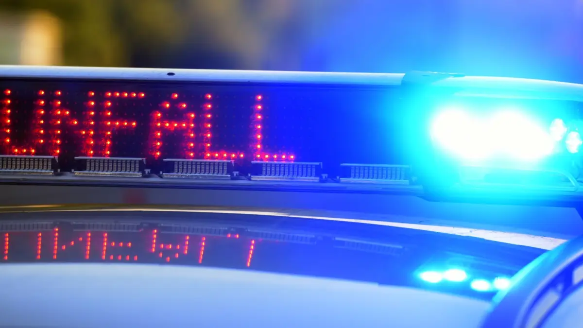 Symbolbild - Polizei sichert Unfallstelle: ARCHIV - 12.06.2017, Bayern, Günzburg: Auf einem Polizeifahrzeug warnt eine Leuchtschrift vor einer Unfallstelle. (zu dpa: «75-Jährige stirbt bei Frontalzusammenstoß zweier Autos») Foto: Stefan Puchner/dpa +++ dpa-Bildfunk +++