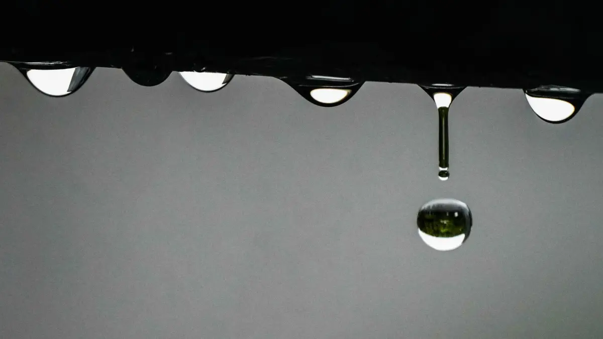 Wasser tropft: ARCHIV - Bei Wasserschäden kann es sinnvoll sein, Proben zu entnehmen, um den Ursprung des Malheurs besser aufklären zu können. (zu dpa: «Wasserschaden: Warum es sinnvoll ist, Proben zu nehmen») Foto: Frank Rumpenhorst/dpa/dpa-tmn - Honorarfrei nur für Bezieher des dpa-Themendienstes +++ dpa-Themendienst +++