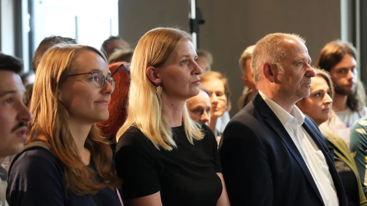 Landtagswahl in Thüringen - Wahlparty Grüne: 01.09.2024, Thüringen, Erfurt: Madeleine Henfling (Bündnis 90/Die Grünen, M), und Bernhard Stengele (Bündnis 90/Die Grünen, M r), Spitzenkandidaten-Duo der Grünen, reagieren nach der Veröffentlichung der ersten Prognose zur Landtagswahl in Thüringen bei der Wahlparty der Grünen. In Thüringen fand am Sonntag die Landtagswahl statt. Foto: David Breidert/dpa +++ dpa-Bildfunk +++